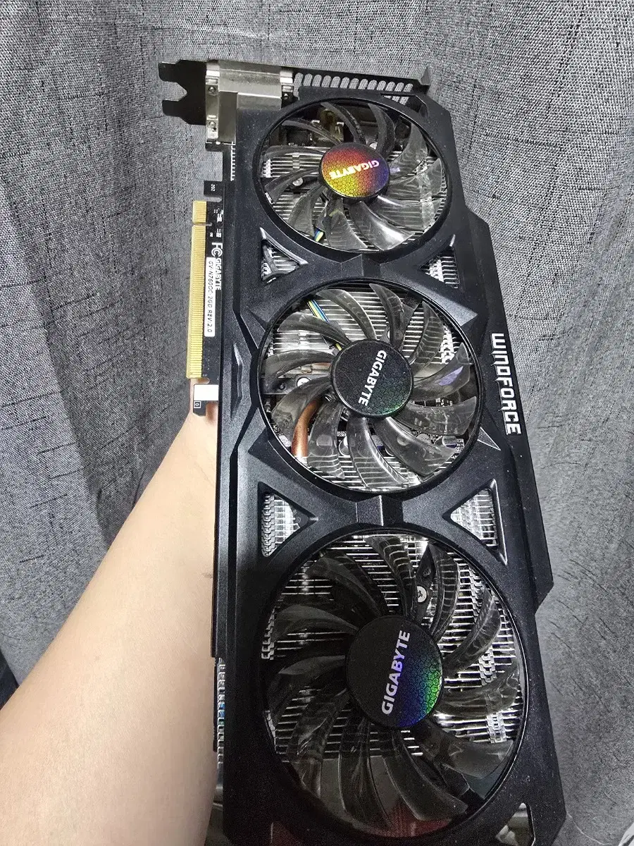 그래픽카드 gtx760 윈드포스 3팬